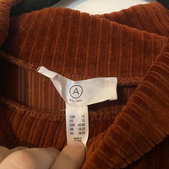 Ribbed Velvet Mockneck Longsleeve - Picture 2 of 2